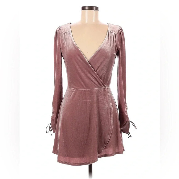 Urban Outfitters UO Dusty Pink Goldmine Velvet Faux Wrap Romper Size M Medium - Picture 2 of 6